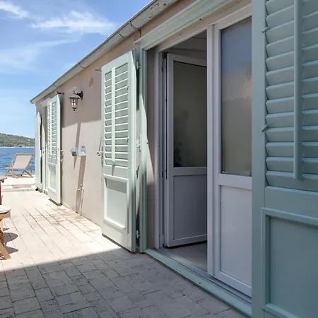 Beachfront House Kut Hébergement de vacances *