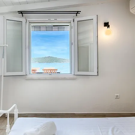 Beachfront House Kut Ferienhaus *