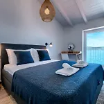 Beachfront House Kut Vis