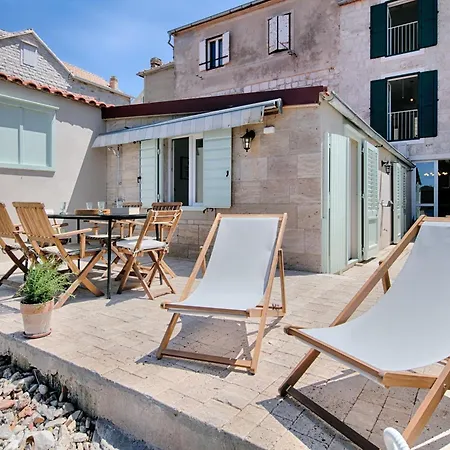Beachfront House Kut Ferienhaus