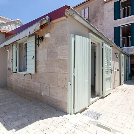 Feriehus Beachfront House Kut *