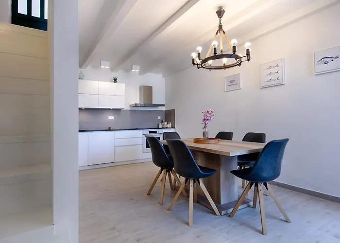 Beachfront House Kut