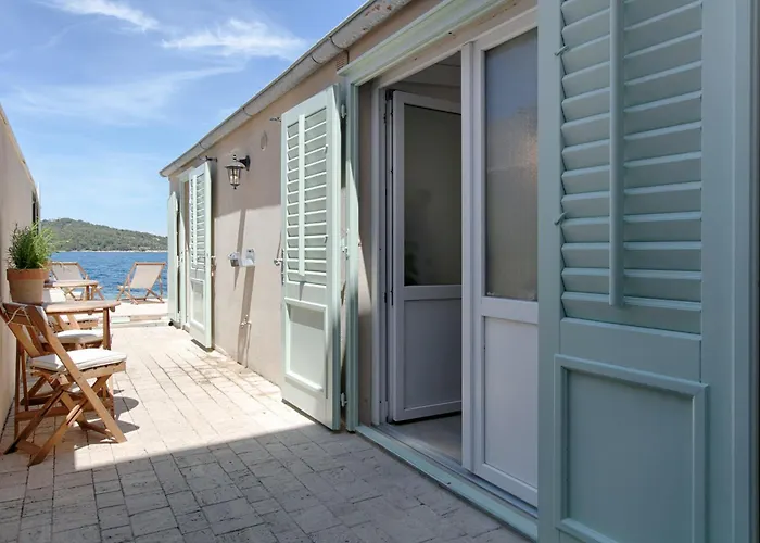 Beachfront House Kut Feriehus *